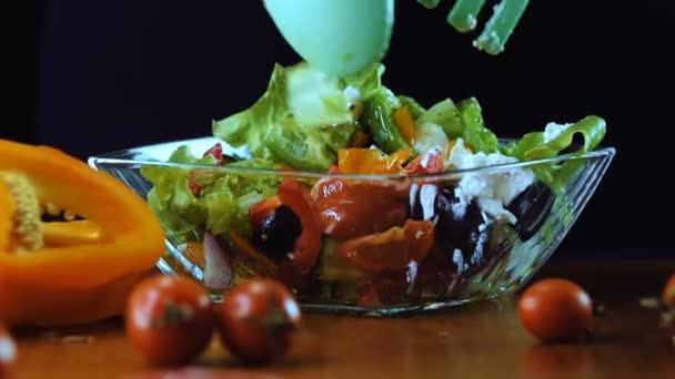 La ensalada preparada se mezcla en un recipiente de vidrio . — Vídeo de stock