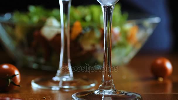 Kırmızı şarap bir şarap bardağına dökülür.. — Stok video