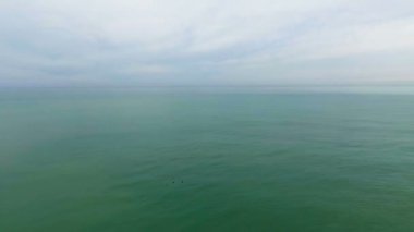 Hava deniz. Denizin üzerinde Kuşlar uçar.