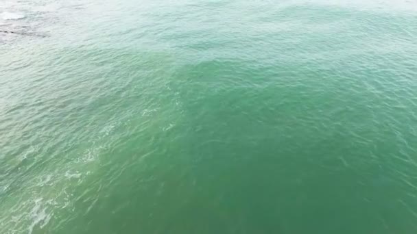 空中の海。カメラが海を飛ぶ. — ストック動画