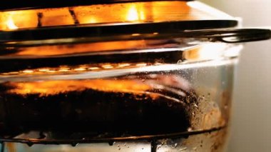 Bir elektrikli ızgara sosis kızarmış.