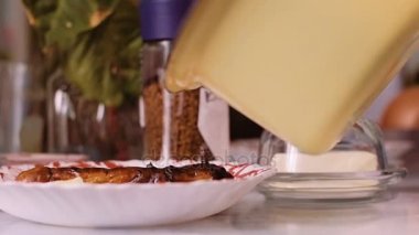 Kadın pişmiş patates dışarı pot kalıplara koyar.