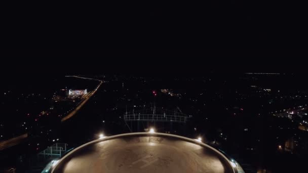 Drone vuela por encima del helipuerto. La noche . — Vídeo de stock