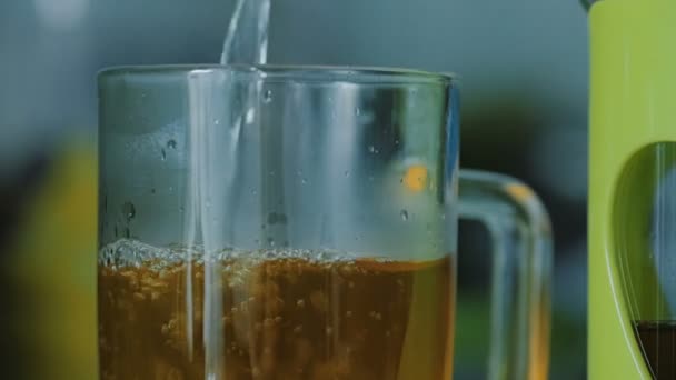 I ett glas grönt te, tillsätt kokande vatten. — Stockvideo