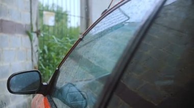 Yağmur damlaları arabanın yan pencerede yendi.