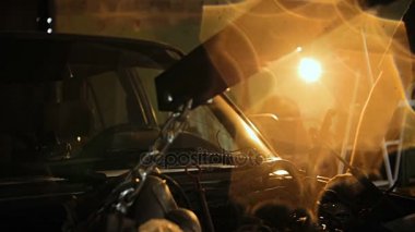 Motorlu araç zincirleri üzerinde asılı.