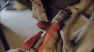 Eldivenler, tuş ile ile mekanik motor çerçeve içinde cıvata sıkılaştırır.