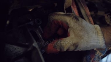 Çalışma eldiven elinde olan motor için cıvata.