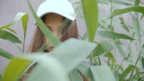 A young woman stands amongst the tall grass. S — Stock Video