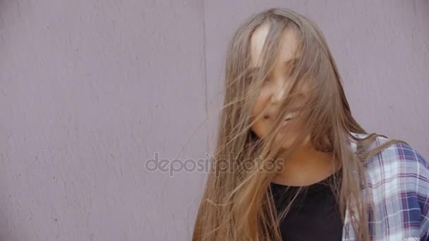 Jovem mulher sorrindo. — Vídeo de Stock