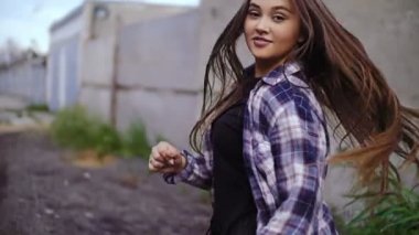 Genç bir kadın çit çalışır.