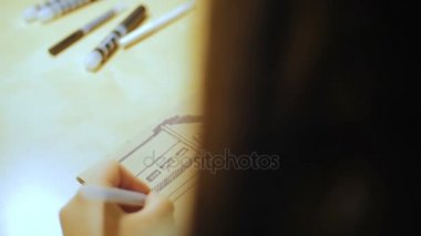 Genç bir kadın marker açılır ve albümde çizim başlar.