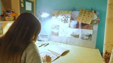 Genç bir kadın marker açılır ve albümde çizim başlar.