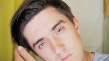 Genç bir adam kafasına bir saç jölesi içine saç losyonları.