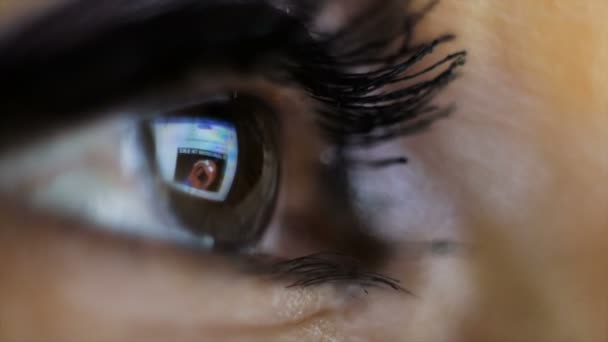 Photographie macro. L "œil d'une femme qui regarde la tablette . — Video