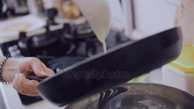 Bir tava üzerinde hamur krep için hangi dökmek bir close-up.