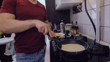 Kızartma mutfak krep genç Çift.