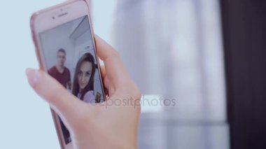 Bir karım ve onun kocası kendini onların mutfakta olun. T