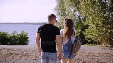 Bir bebek stand ve nehre doğru görünüm ile evli bir çift.