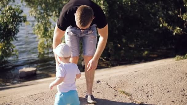 Le petit fils essaie d'atteindre la rivière. . — Video