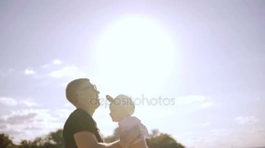 Babası küçük oğlu atar.