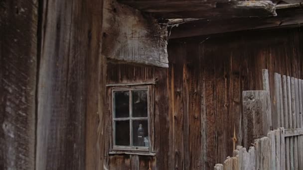 俄罗斯伏尔加格勒地区，橡木山沟，10。07.2017 年。老乡村房子. — 图库视频影像