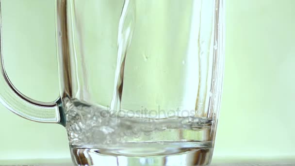 Water is gegoten in de glas-glas. — Stockvideo