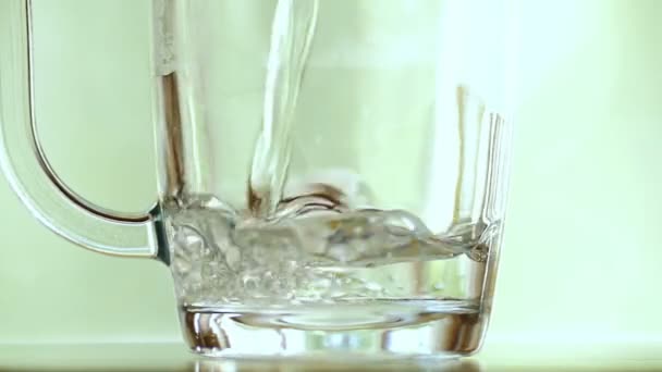 L'eau chaude est versée dans le verre avec la poignée .