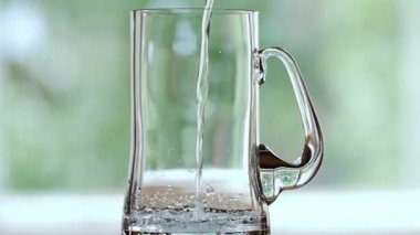 Su bira bardağı dökülür.
