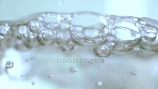 Water is gegoten in het glaswerk. Macrofotografie. — Stockvideo