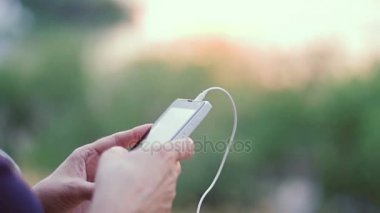 Akıllı telefonlu kadın ellerine yakın çekim.