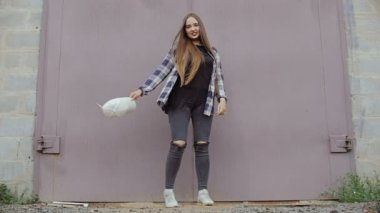 Genç bir kadın dans hamle yapar.