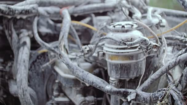 Une voiture avec un moteur retiré de lui . — Video