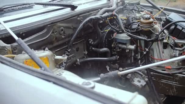 Una macchina con un motore rimosso da esso . — Video Stock