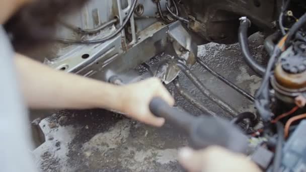 Бородач моет внутренности машины. . — стоковое видео