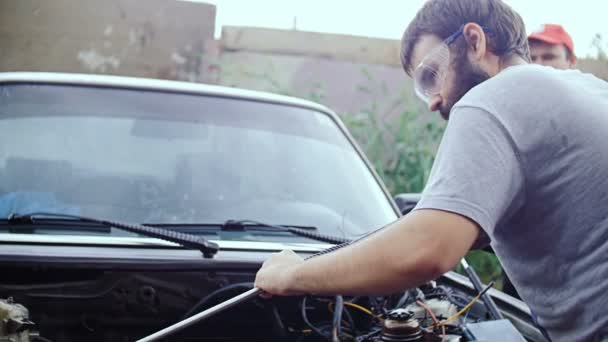 Un uomo barbuto lava l'interno della macchina . — Video Stock