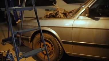 Oto tamircisi içinde görüntülemek.