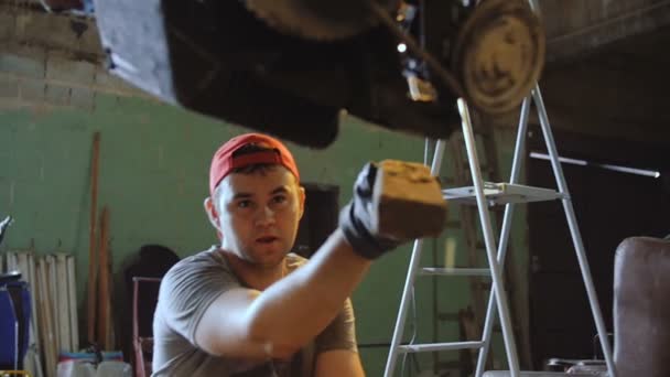 Mechanik auto w garażu kurki drewniany bar na zawieszone silnika. — Wideo stockowe