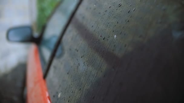 La lluvia golpea el vidrio de los coches . — Vídeos de Stock