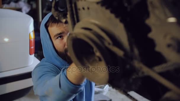 El mecánico automático atornilla la pieza al motor suspendido . — Vídeos de Stock