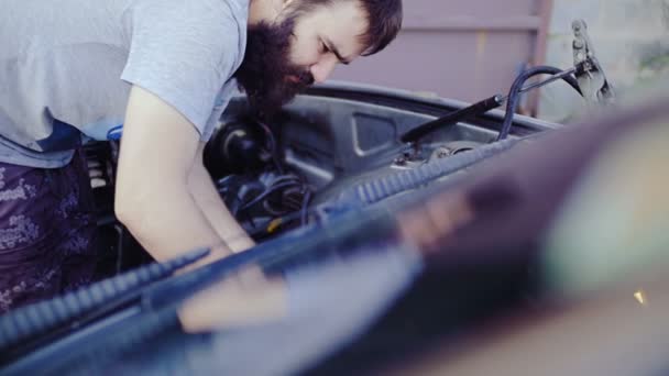 Auto mekaniker reparerar bilen. — Stockvideo