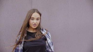 Genç bir kadın garaj kapısı standları.