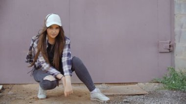 Genç model fotoğraf makinesi üzerinde çalışıyor.