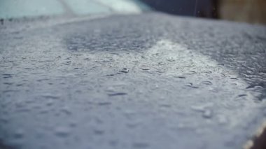 Yağmur damlaları sonu arabanın yüzeyinde.