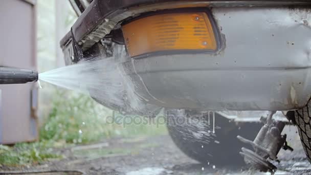 La carrocería del coche está cubierta con una capa de solución de lavado de espuma . — Vídeo de stock