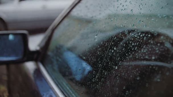 Há uma forte chuva de verão. Gotas cair sobre o carro e lutar contra o vidro . — Vídeo de Stock