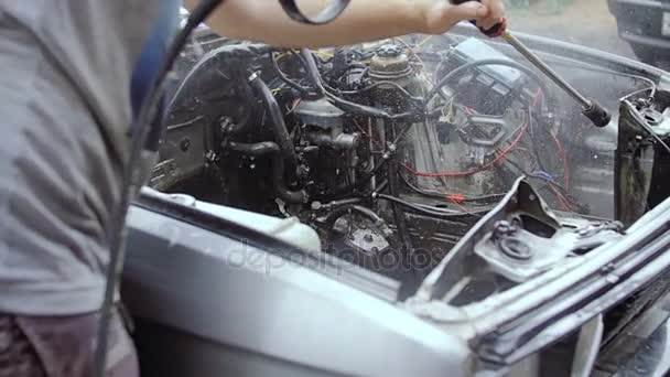 Una macchina con un motore rimosso da esso . — Video Stock