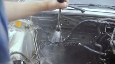 Çıkarmak o--dan bir motor ile bir araba.