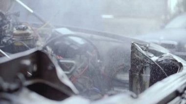 Çıkarmak o--dan bir motor ile bir araba.