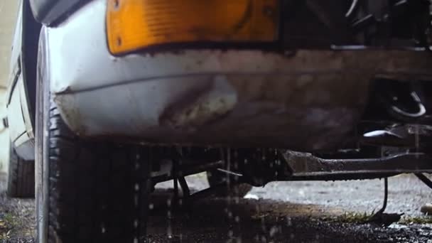 Après le lavage du corps de la voiture, gouttes d'eau coulent vers le bas . — Video